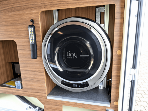 Waschmaschine im Wohnmobil nachrüsten – tinyWASH Einbau tinyWASH Waschmaschine im Wohnmobil nachgerüstet