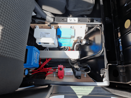 Laderegler und Ladebooster für Lithiumbatterie im Wohnmobil installiert Laderegler und Ladebooster für eine Lithiumbatterie fachgerecht im Wohnmobil montiert