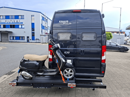 Seitlich verschobener Rollerträger am Wohnmobil Seitlich verschobener Rollerträger am Knaus Wohnmobil für besseren Zugang zum Heckbereich