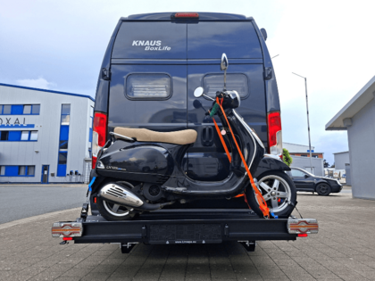 Knaus Wohnmobil mit Rollerträger und Roller für den Transport Knaus Wohnmobil mit montiertem Rollerträger und Roller für den sicheren Transport auf Reisen
