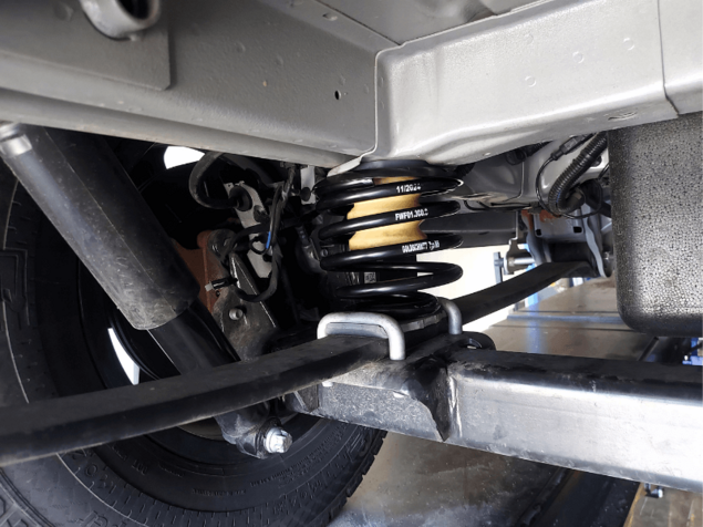 Einbau verstärkter Schraubenfedern am Wohnmobil Montage verstärkter Schraubenfedern am Wohnmobil zur Erhöhung der Tragkraft