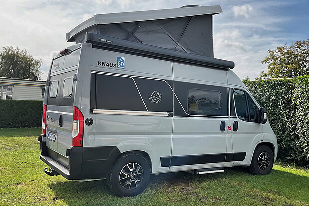 Wohnmobil an Landstrom auf Campingplatz Landstromanschluss Wohnmobil Campingplatz – zuverlässige Stromquelle
