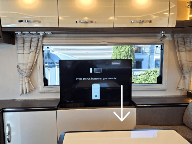 Einbau Fernseher / elektrischer TV-Lift versenkbar im Schrank Versenkbarer TV-Lift für Wohnmobile nachrüsten