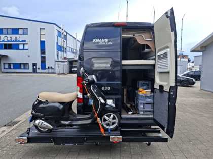 Rollerträger mit geöffneter Hecktür am Wohnmobil Seitlich verschobener Rollerträger am Wohnmobil ermöglicht das Öffnen der Hecktür