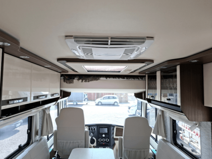 Wohnraum Morelo Wohnmobil mit Dachklimaanlage Wohnraum eines Morelo Wohnmobils mit nachgerüsteter Dachklimaanlage