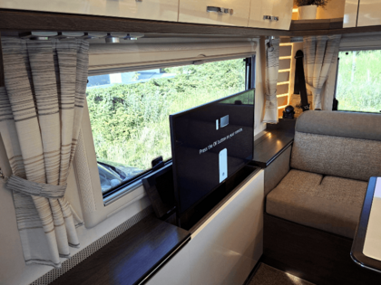 Ausfahrbarer TV Montage Schrank im Wohnmobil Einbau elektrisch versenkbarer TV-Lift für Wohnmobile