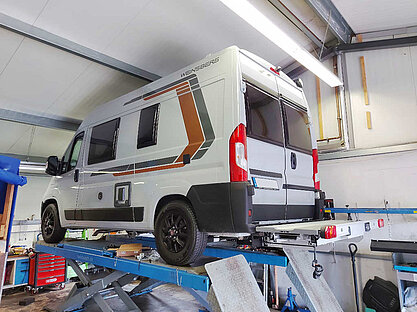 Weinsberg Carabus auf Hebebühne Wohnmobil & Auto Werkstatt - Weinsberg Carabus auf Hebebühne