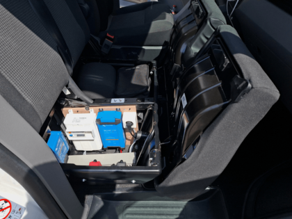 Bordelektrik mit Lithiumbatterie unter der Sitzbank eingebaut Professioneller Einbau der Bordelektrik und Lithiumbatterie unter der Sitzbank eines Wohnmobils